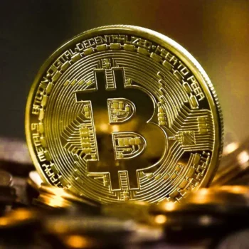 Gold Plated Bitcoin Collectible Coin – Physical Commemorative BTC Token for Art, Gift & Collection